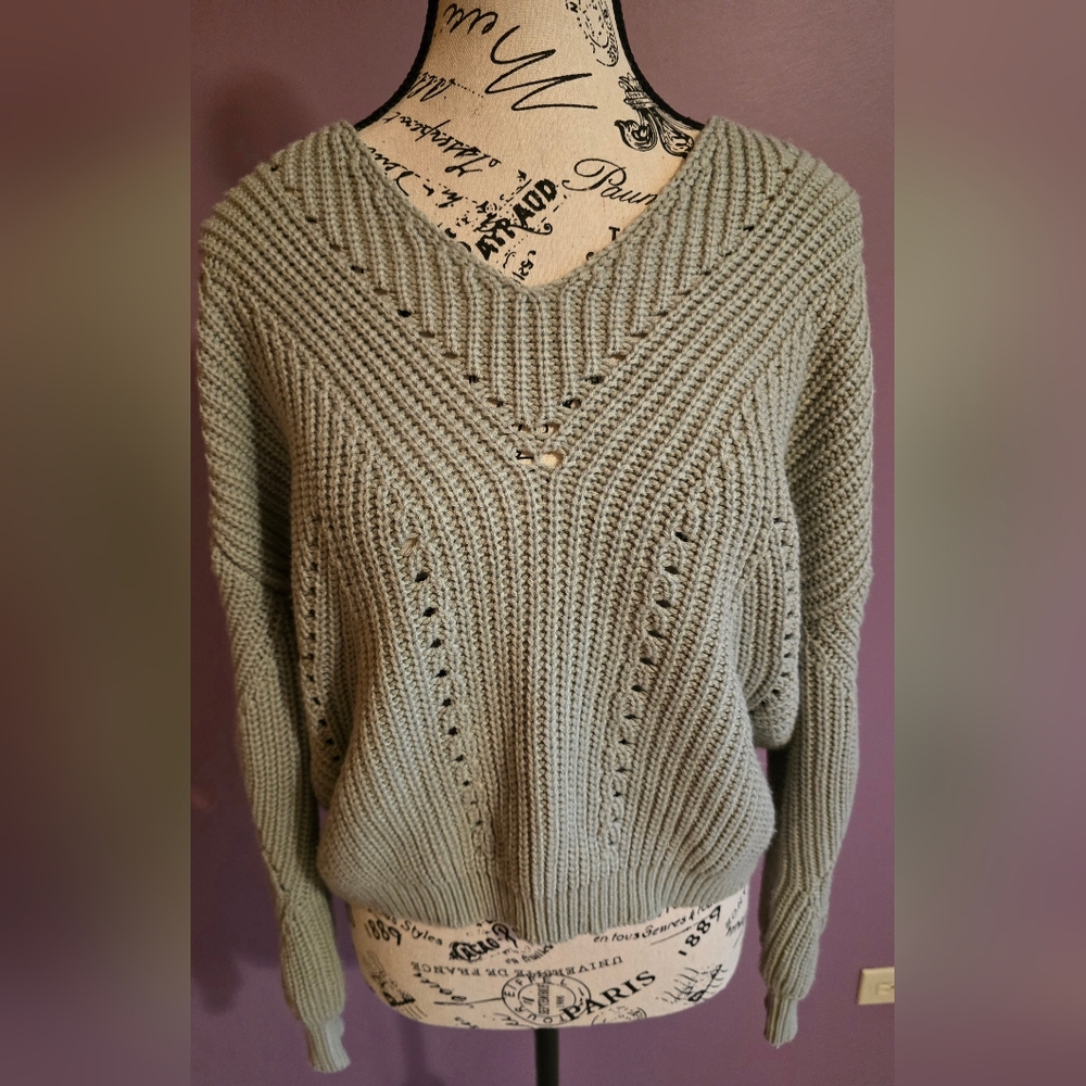NWOT Olive Green Knit V-neck Pull-over long-sleeved Sweater. S
